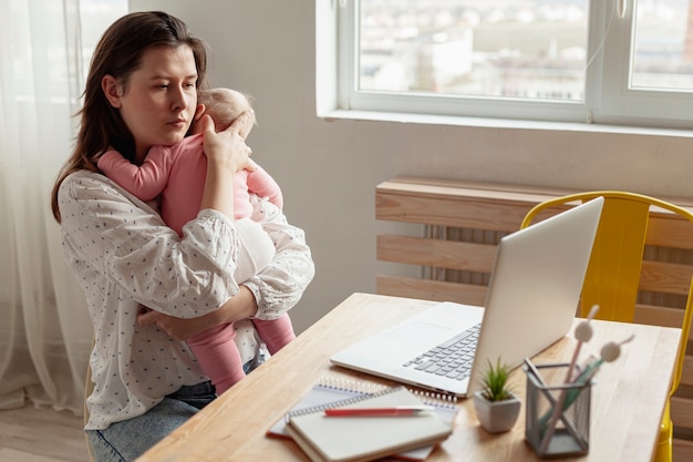 Foto gratuita madre con suo figlio a casa