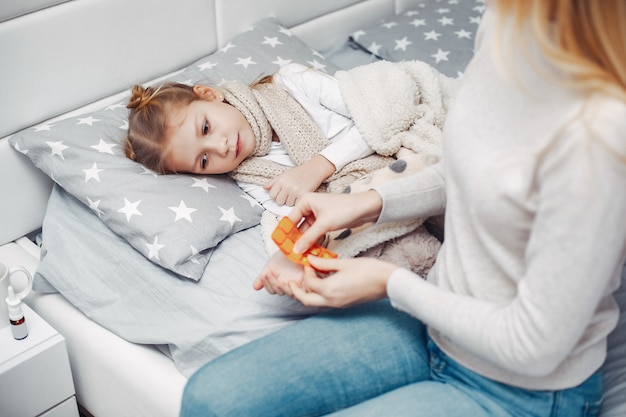 Free photo mother with her illnes daughter in a bedroom