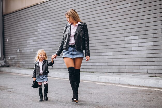 거리 밖에 서 그녀의 작은 아기 딸과 어머니