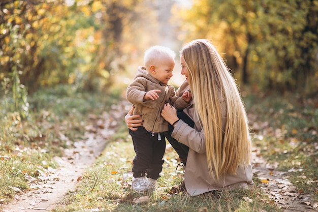 Madre con il suo piccolo figlio nel parco d'autunno