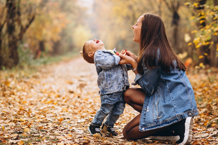 Free Photo mother with her little son in autumn park