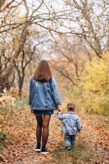 秋の公園で彼女の小さな息子と母