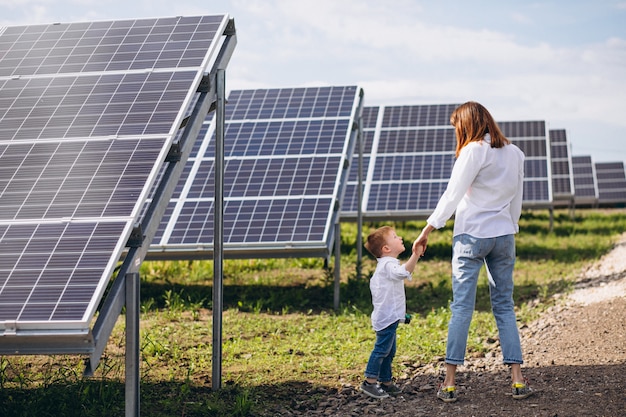 Мать с маленьким сыном от солнечных батарей