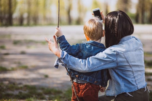 Madre con il suo piccolo figlio divertendosi nel parco