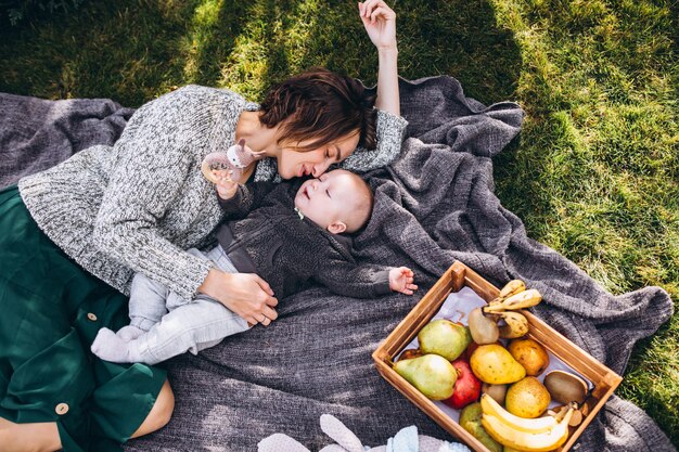 Madre con il figlio piccolo, fare un picnic in un cortile