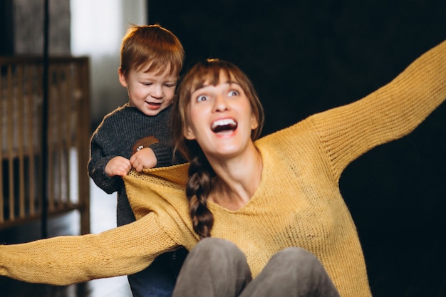 Free photo mother with her son playing in the room