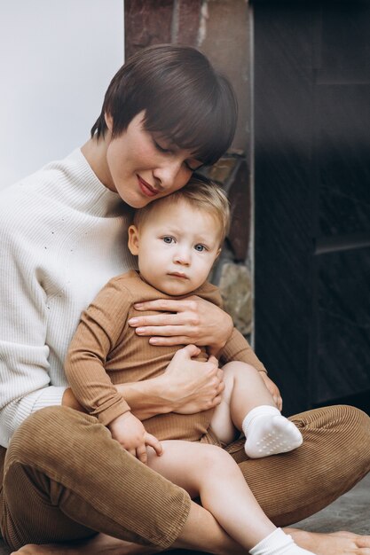 抱きしめる彼女の幼児の息子を持つ母