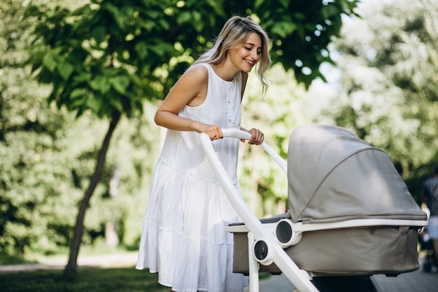 Madre con la piccola figlia del bambino che cammina nel parco