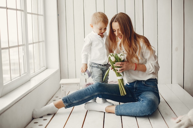 Free photo mother with little child at hme