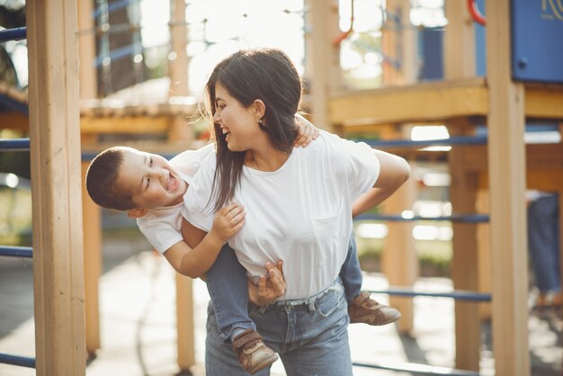 遊び場で小さな子供を持つ母