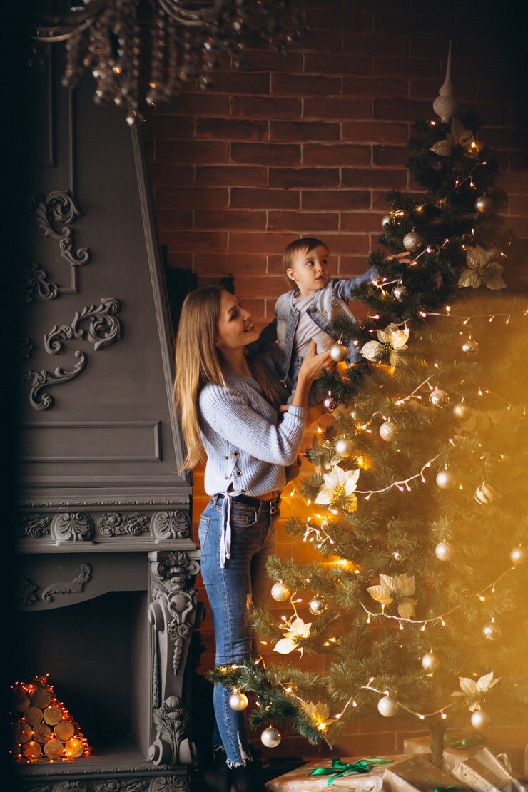 Free Photo mother with little daughter decorating christmas tree