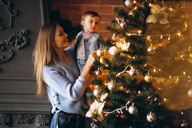 Мать с маленькой дочкой, украшать елку