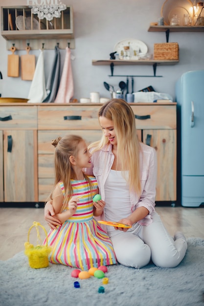 Madre con figlia piccola in una cucina