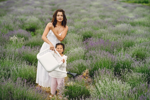 무료 사진 라벤더 밭에 작은 딸과 어머니입니다. 아름 다운 여자와 초원 필드에서 귀여운 아기. 여름날 가족 휴가.