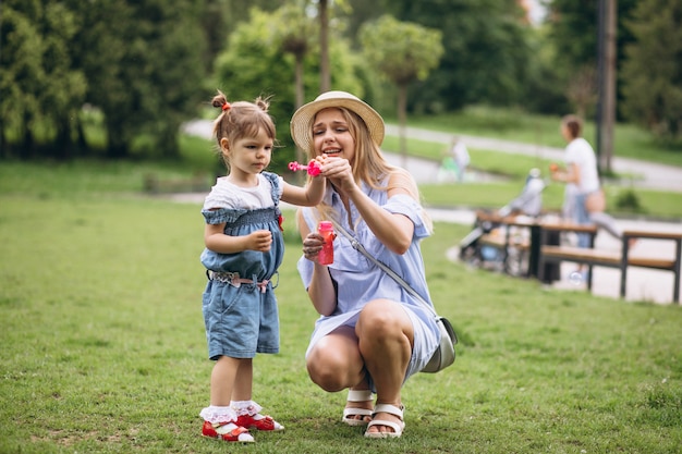 Foto gratuita madre con figlia piccola nel parco