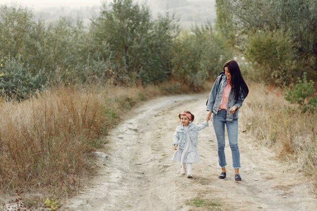 Мать с маленькой дочкой, играя в поле