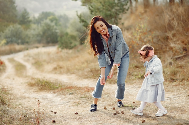 Madre con la piccola figlia che gioca in un campo