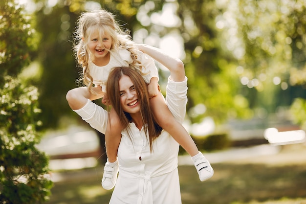 Madre con figlia piccola, giocando in un parco estivo