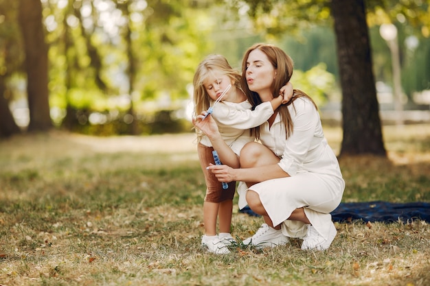 Madre con figlia piccola, giocando in un parco estivo