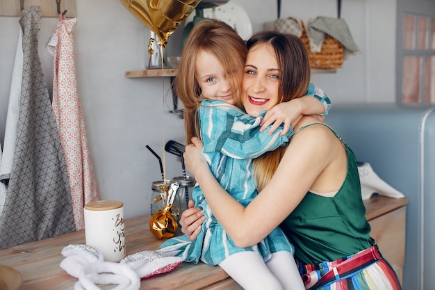 Free photo mother with little daughter in a room