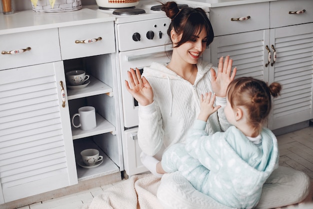 Free photo mother with little daughter in a room