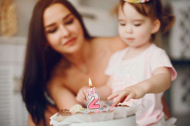 Free photo mother with little daughter in a room