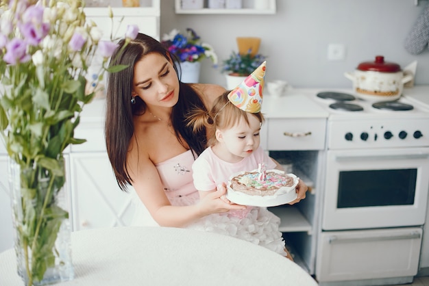 Free photo mother with little daughter in a room