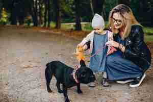 Foto gratuita madre con figlia piccola