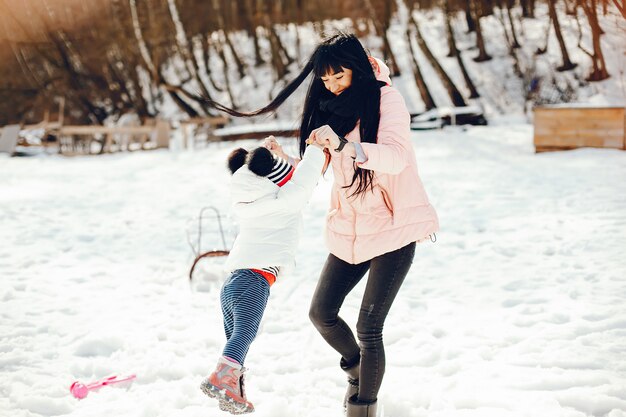 小さな娘を持つ母