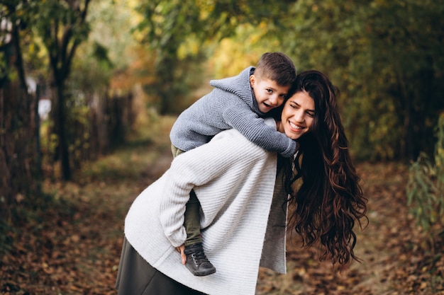 Free photo mother with little son in an autumn park