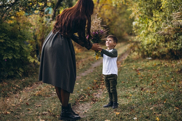 秋の公園で幼い息子を持つ母