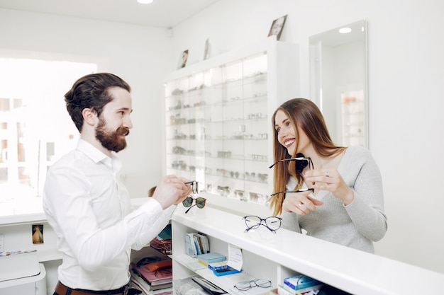 Free photo mother with little son in the glasses store