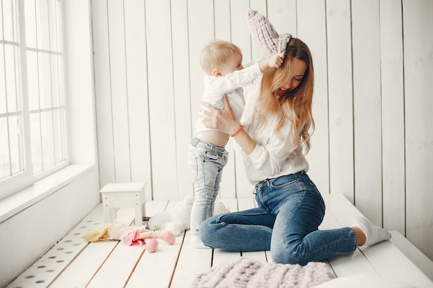 Free photo mother with little son in a room