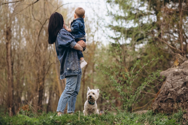 息子と犬の母親