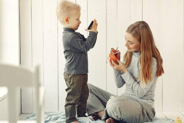 自宅で息子を持つ母はイースターを準備します