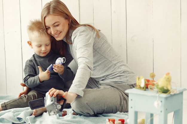 La madre con il figlio a casa prepara a pasqua