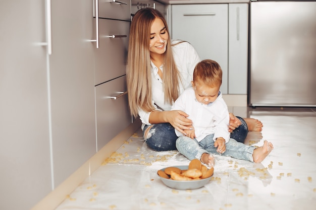 Foto gratuita madre con figlio a casa