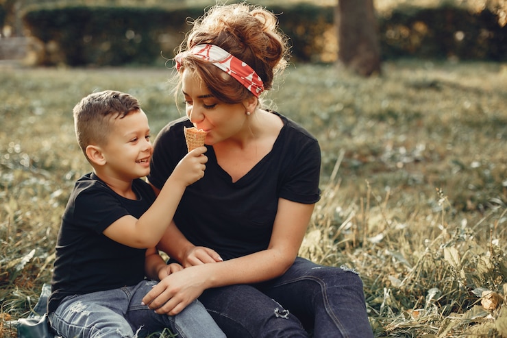 Free Photo mother with son playing in a summer park