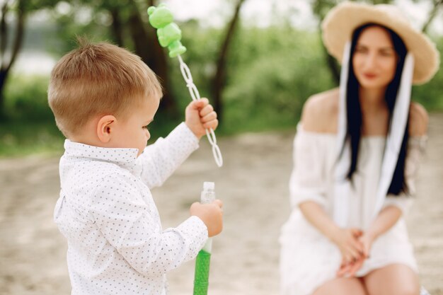 夏の公園で遊ぶ息子と母