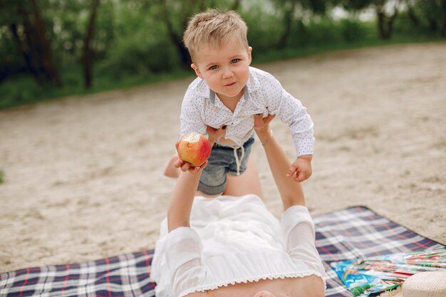 夏の公園で遊ぶ息子と母