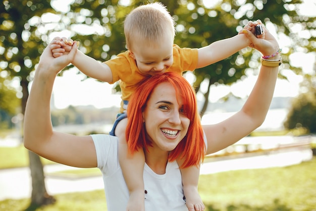 Foto gratuita madre con il figlio che gioca in un parco estivo