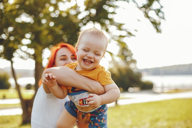 Madre con il figlio che gioca in un parco estivo