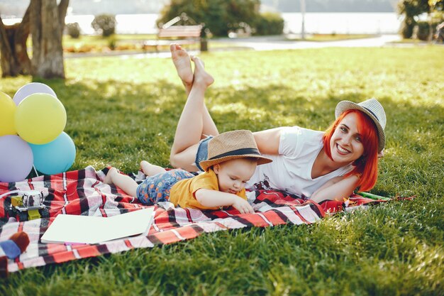 Мать с сыном, играя в парке летом