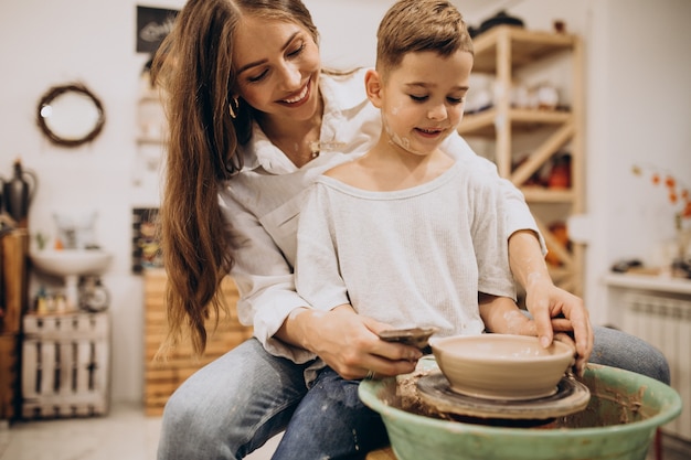 Free photo mother with son at a pottery class