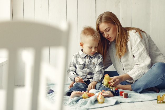 Foto gratuita madre con il figlio che prepara a pasqua a casa