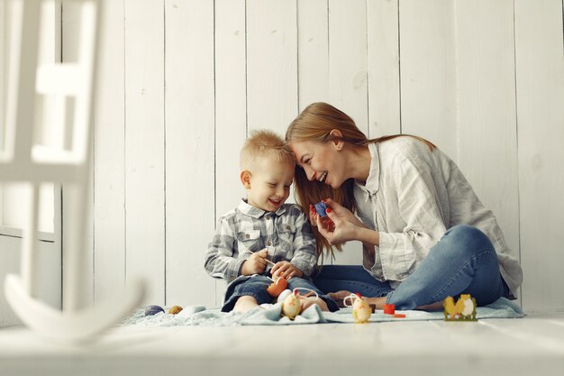 自宅でイースターを準備する息子を持つ母