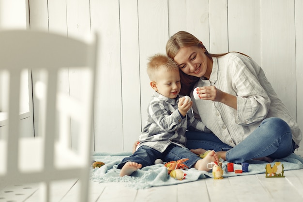 自宅でイースターを準備する息子を持つ母