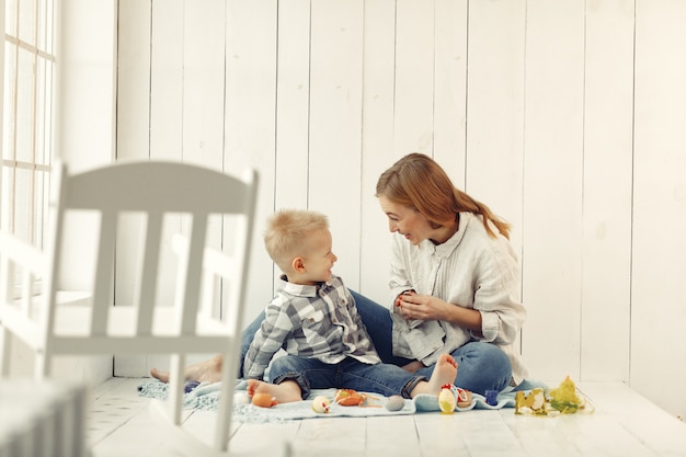 自宅でイースターを準備する息子を持つ母