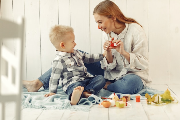 自宅でイースターを準備する息子を持つ母