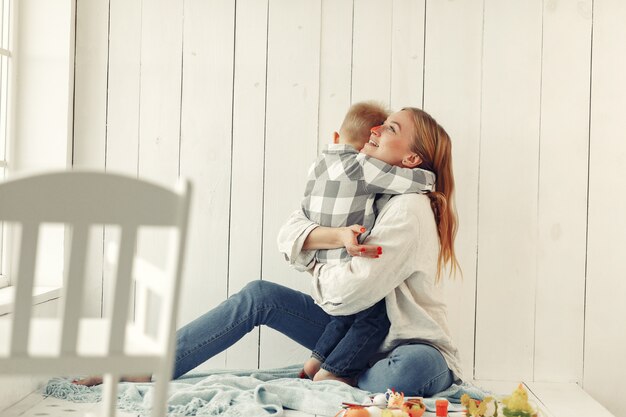 Free photo mother with son preparing to easter at home